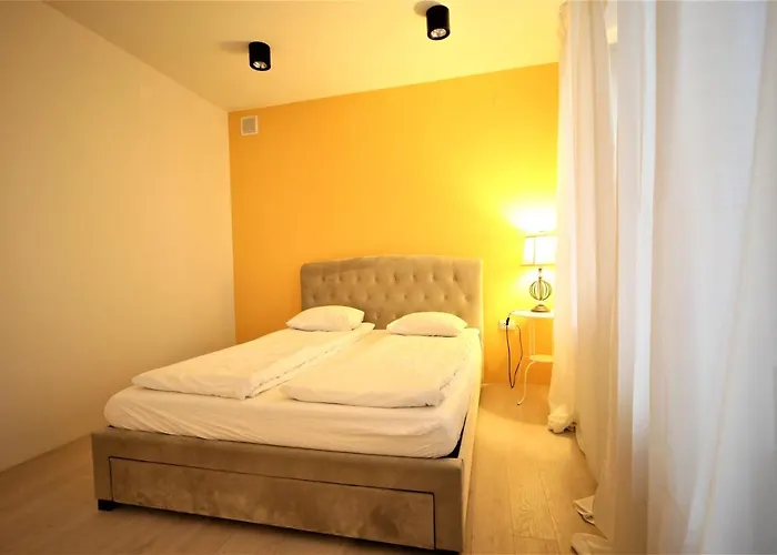 Old Town Apartments & *